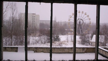 Una explosión nuclear, casas intactas