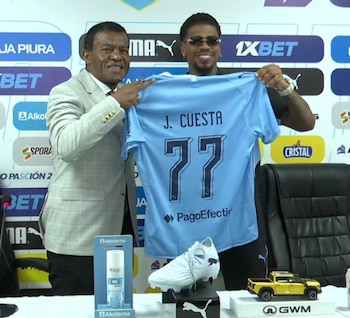 Julio César Uribe le entregó la camiseta de Sporting Cristal con el dorsal '77' a Juan Manuel Cuesta. - captura: Cristal TV
