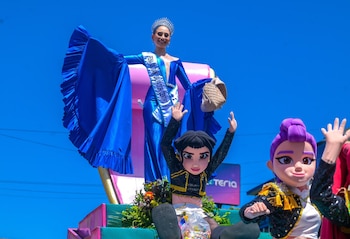 Melanie Cortez, Reina de San Salvador Centro, saludó desde su carroza durante el Desfile de Correo (Alcaldía San Salvador Centro).