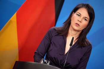 Annalena Baerbock, alertó que acciones como la de esta noche “tiene el potencial de hundir a toda una región en el caos” (EFE)