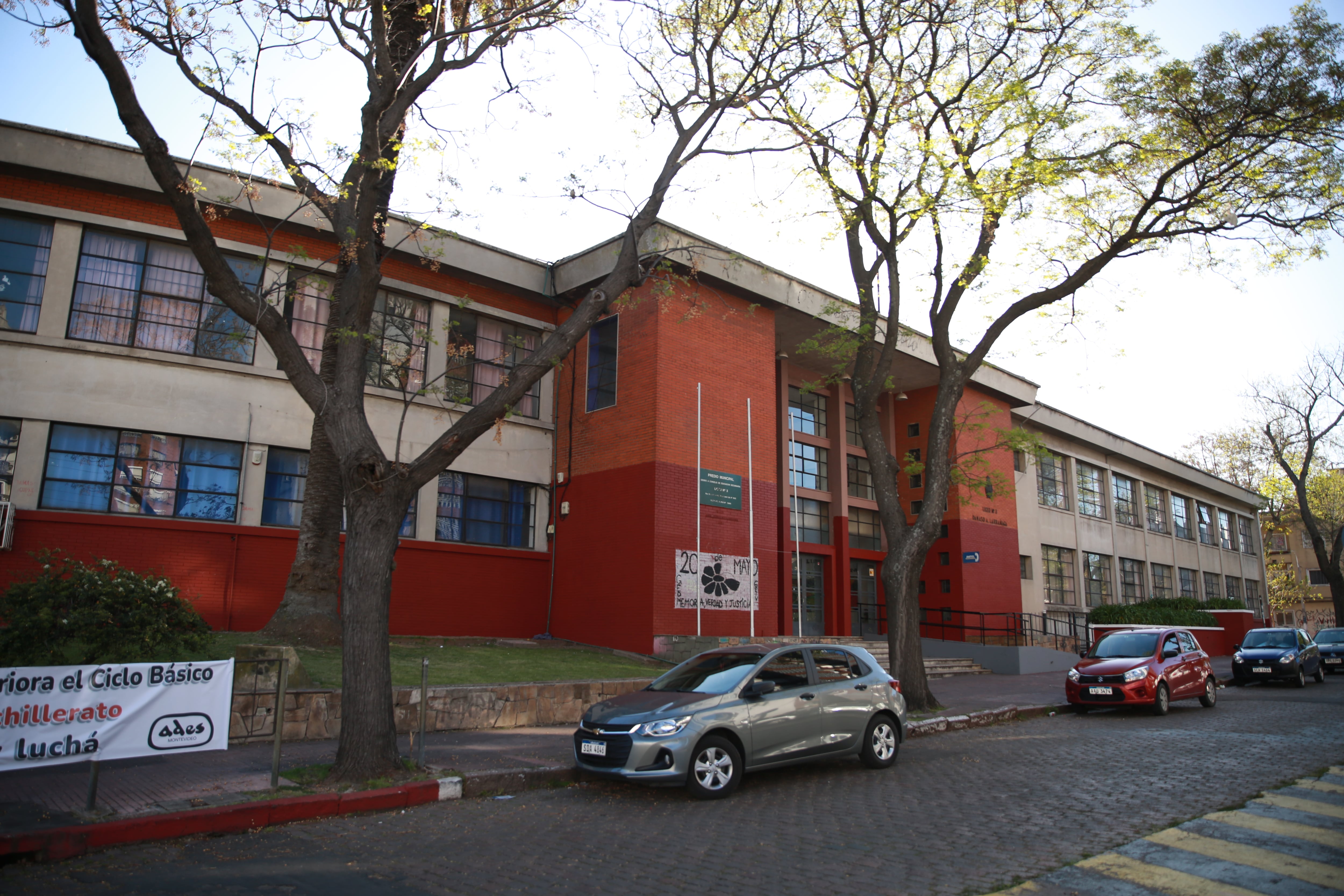El Liceo Dámaso Antonio Larrañaga de Montevideo (EFE/ Alejandro Prieto)