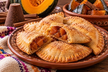 Las empanadas rellenas de calabaza en dulce son una alternativa para aprovechar este postre tradicional mexicano. La pulpa cocida con piloncillo y canela aporta un relleno dulce y aromático, ideal para preparar en casa durante la temporada de otoño