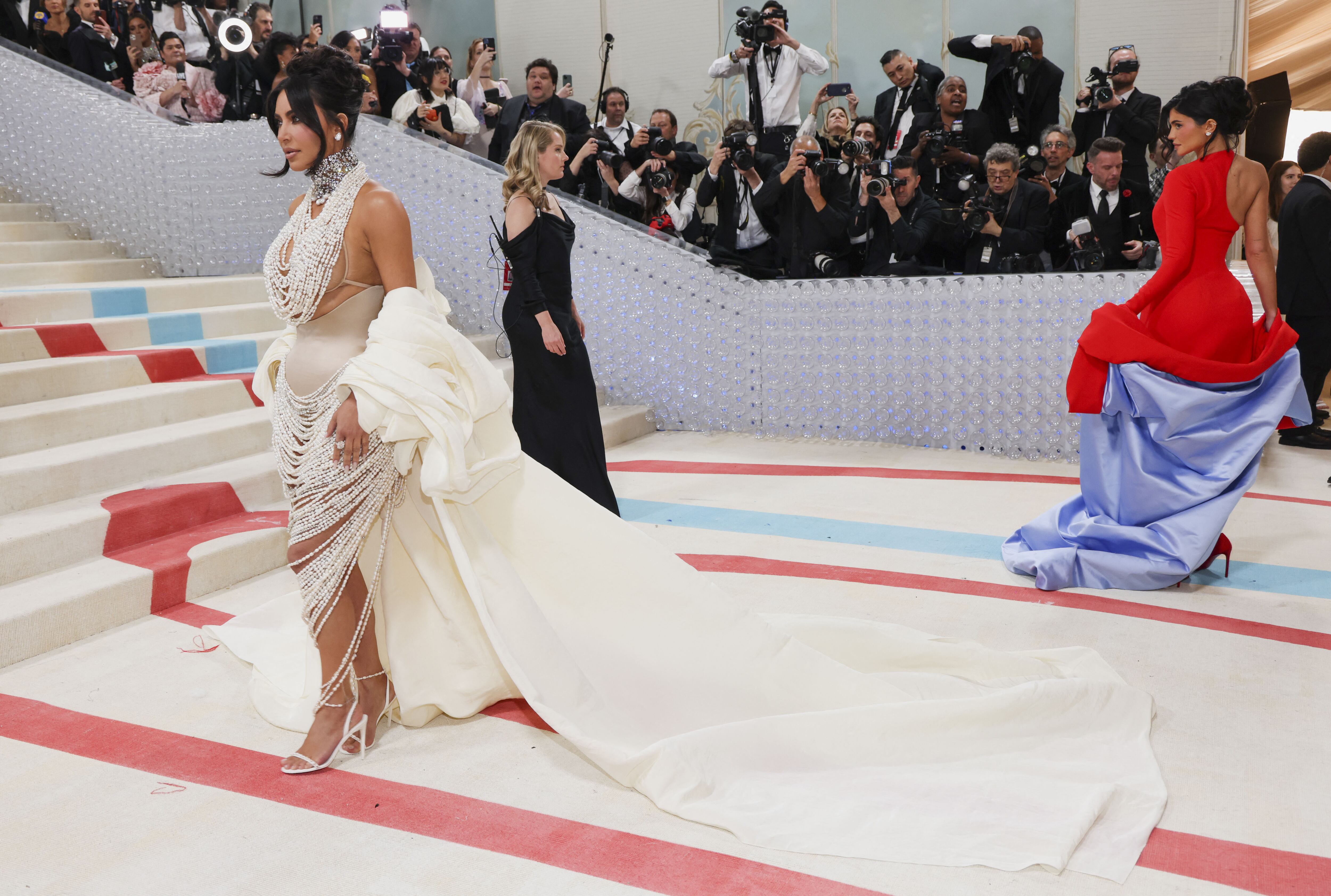 Perlas y capas translúcidas crean un efecto sensual y etéreo en la Met Gala de 2023 (REUTERS/Andrew Kelly)