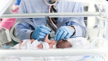 Un sanitario con un bebé