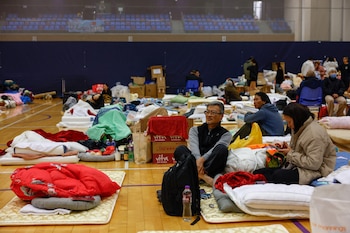 Personas se refugian en un