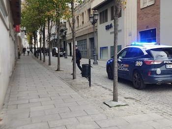 Dispositivo de seguridad junto a