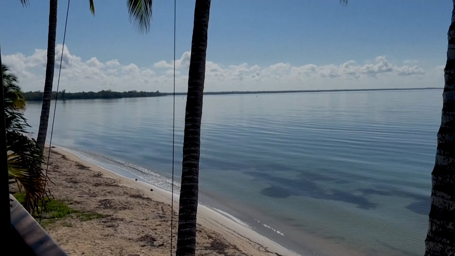 Una playa de arena clara en un destino turístico de Cuba luce completamente desierta (Captura de video)