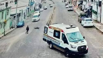 Los paramédicos habrían seguido su camino de no ser notificados por personas que presenciaron los hechos.