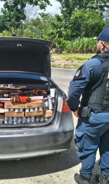 Los oficiales interceptaron la mayor parte del cargamento de bebidas procedentes de la frontera sur en el cantón de Pérez Zeledón. (Foto cortesía Fuerza Pública de Costa Rica)