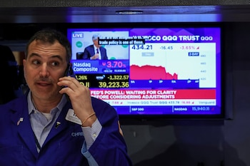 Un operador trabaja en la Bolsa de Nueva York (REUTERS/Brendan McDermid)