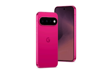 Dos teléfonos móviles de color fucsia, uno visto por la parte trasera con el logo de Google y una barra de cámaras, y el otro mostrando su pantalla frontal