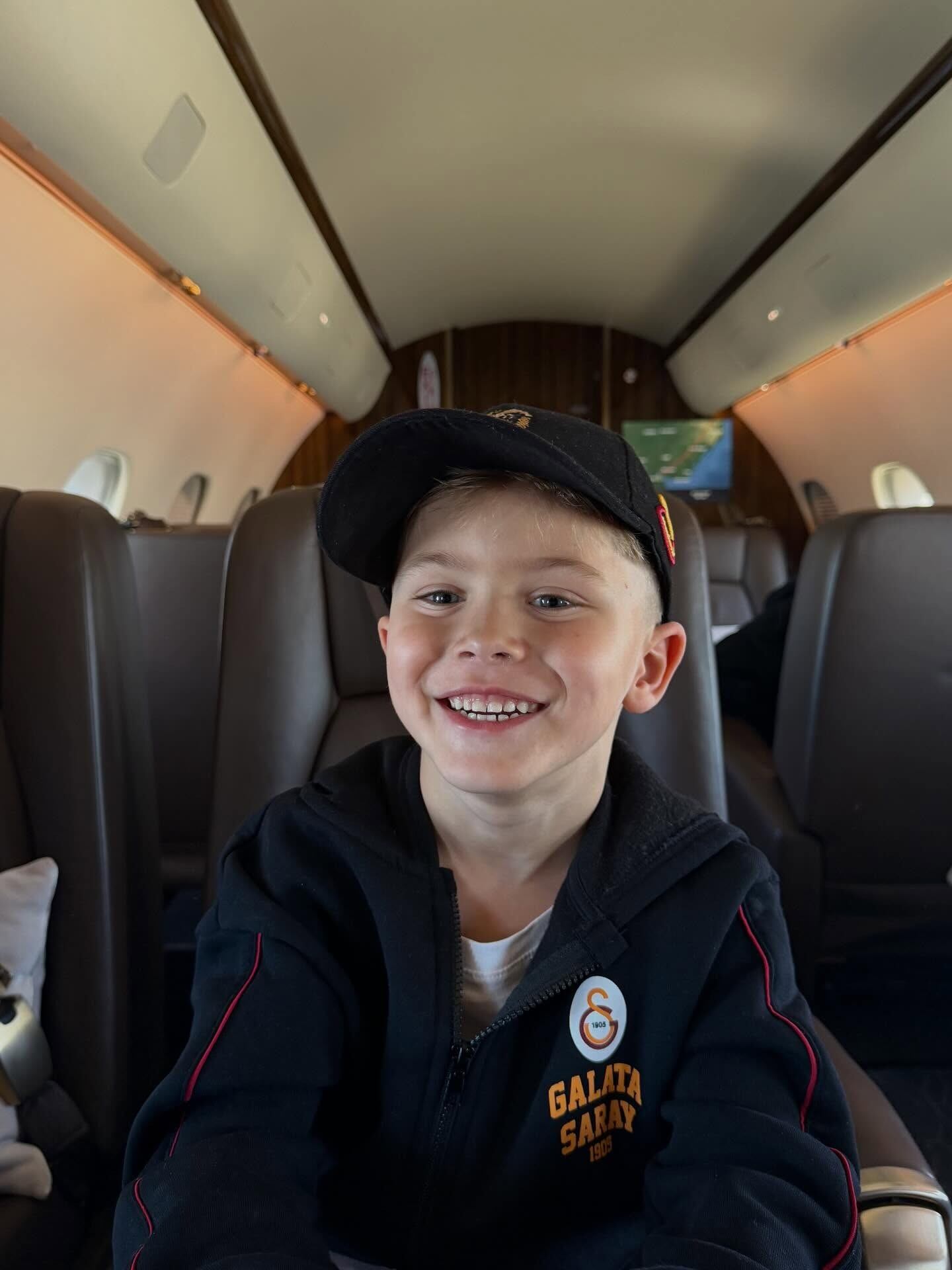 El hijo menor de la actriz lució una campera del Galatasaray, el club donde juega Mauro Icardi