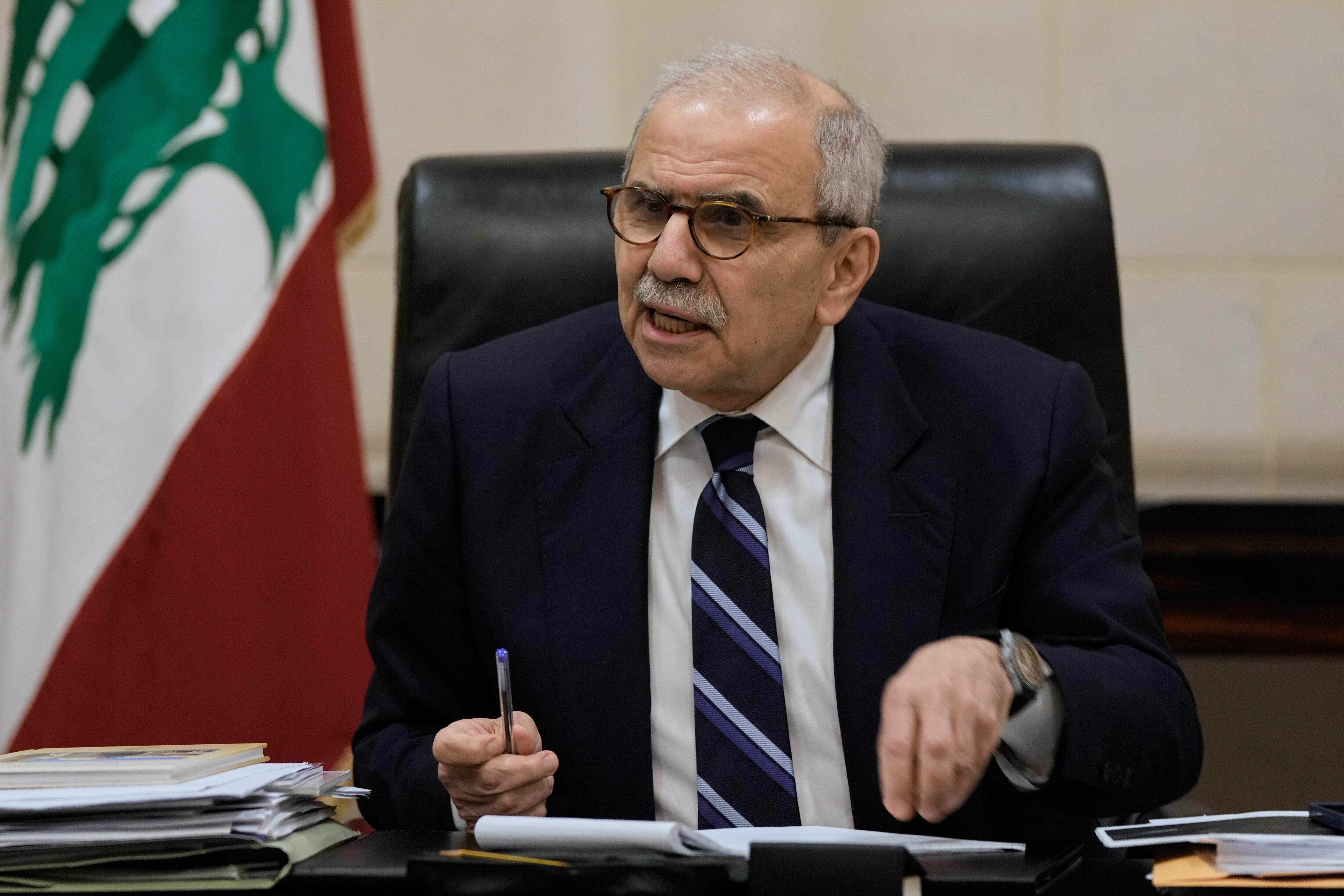 El primer ministro libanés Nawaf Salam habla con periodistas en la sede del gobierno en Beirut el 3 de diciembre del 2025 (AP foto/Bilal Hussein)