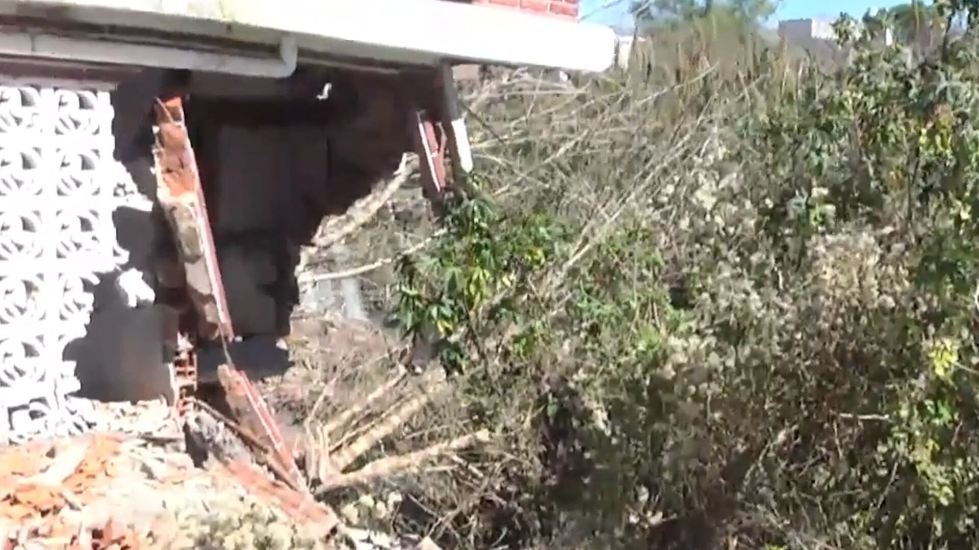 Vecinos reclaman obras definitivas de contención ante la fragilidad estructural de las casas