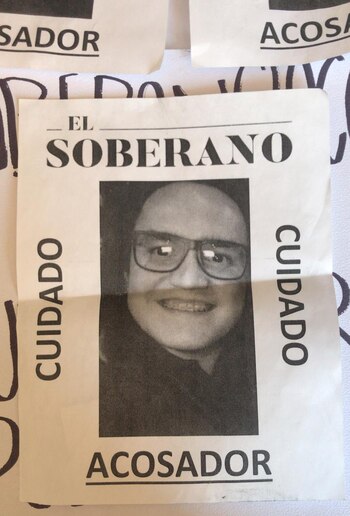 Cartel de supuesto acoso en