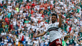 Carlos Vela celebrando su gol