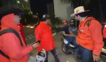 Momento del asesinato de César Gastélum. Sicarios a bordo de una motocicleta le dispararon en la cabeza. (Captura de pantalla)