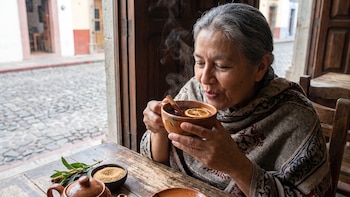 El té de canela que las abuelas dan para los cólicos y que ahora investigan para controlar el azúcar en la sangre