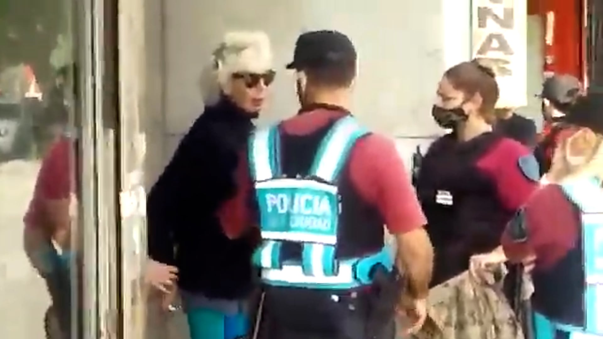 Su historial incluye afirmaciones polémicas, como un romance con David Bowie y episodios de evasión en supermercados