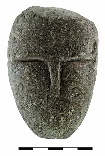 Los investigadores encontraron en 2017 una representación de un rostro humano de 12.000 años de antigüedad en el yacimiento de Nahal Ein Gev, en la laderas suroccidentales de los Altos del Golán (Cambridge University)