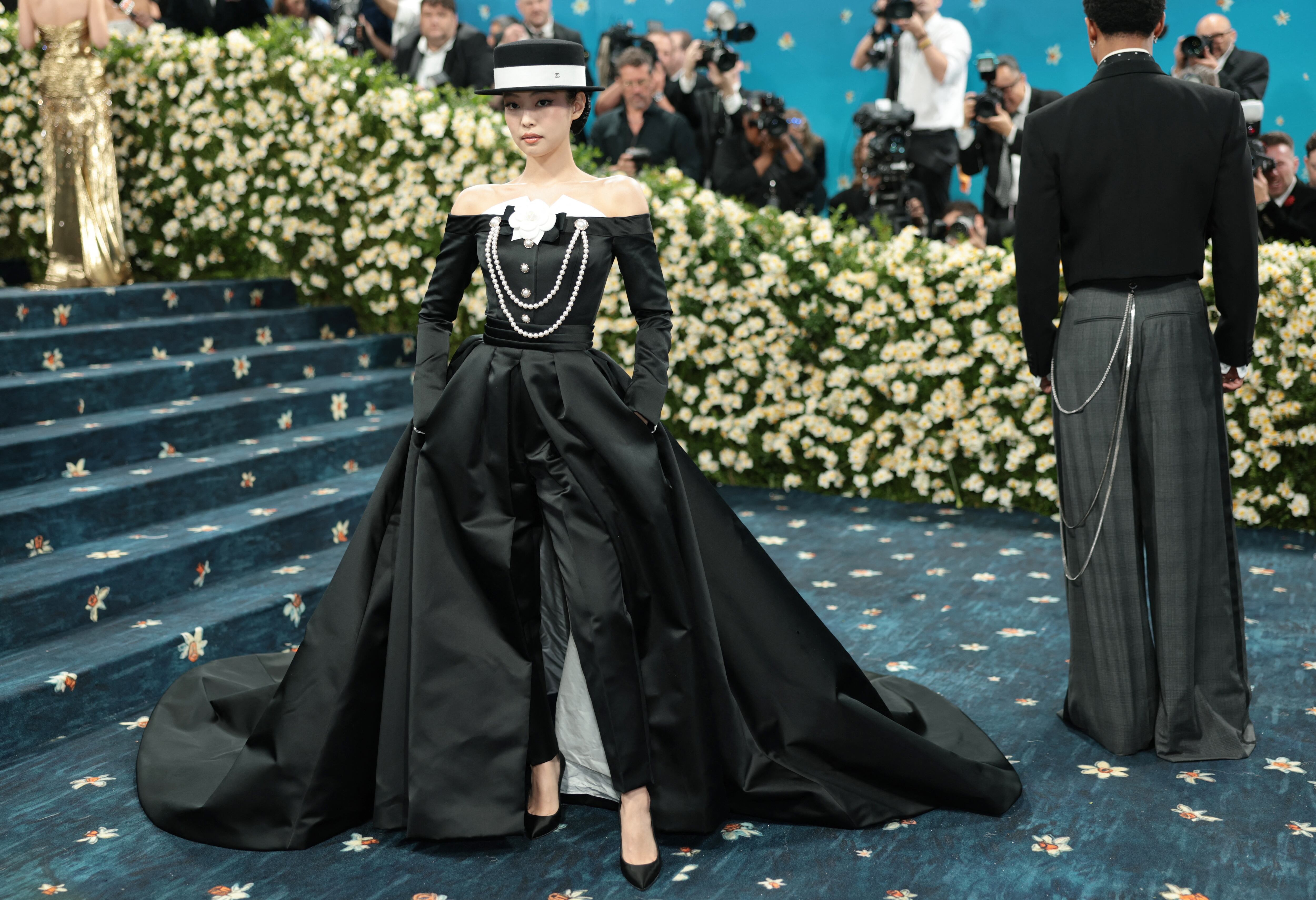 Jennie, de BLACKPINK, sorprendió en la MET Gala con un traje de CHANEL inspirado en el dandismo negro, fiel al tema masculino (REUTERS/Mario Anzuoni)