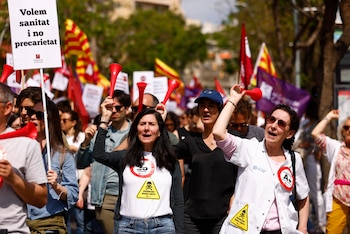 Centenares de médicos participan en una manifestación en Barcelona para exigir un convenio propio y la reducción de jornadas laborales, en otra jornada de huelga convocada por el sindicato Metges de Catalunya