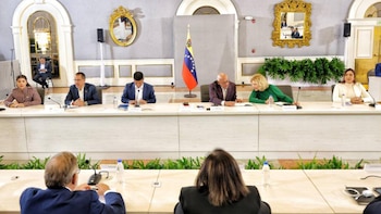 El chavismo y la oposición de Venezuela reunidos durante el último día de las negociaciones (@jorgerpsuv)