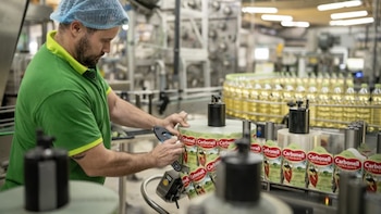 Una empresa francesa quiere quedarse con el aceite español y estudia la compra de Deoleo, la compañía que controla la marca Carbonell