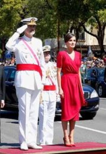 De su color fetiche, el rojo, vistió la reina Letizia en 2019. El desfile tuvo lugar en Sevilla y estrenó un vestido de Cherubina, cruzado a la cintura y con movimiento en la falda. Lo conjugó con unos salones de tacón ancho, también en rojo, de Felipe Varela, y una cartera de Magrit. En las orejas brillaban unos pendientes de rubíes y oro blanco.