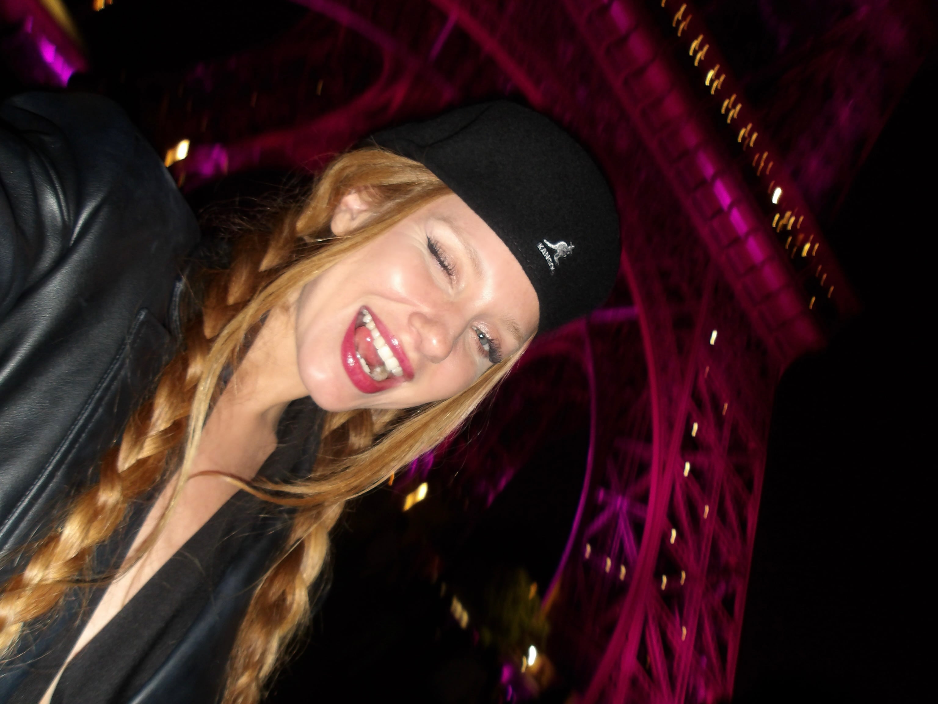 Rocío posó de noche frente a la Torre Eiffel de noche