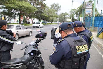 El ministro de Gobernación de Guatemala, Marco Antonio Villeda, cuestionó la liberación de 15 de los 29 motoladrones capturados por la Policía Nacional Civil.