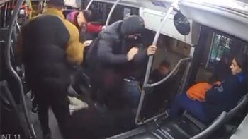 Ocho personas atacaron al joven