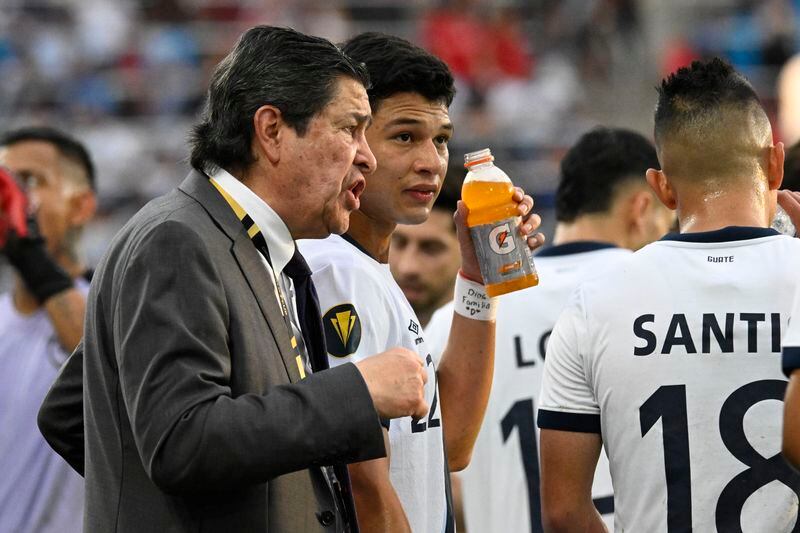 El director técnico de Guatemala, Luis Fernando Tena, da indicaciones durante la semifinal de la Copa Oro ante Estados Unidos. Energizer Park, San Luis, Misuri, EEUU. 2 de julio de 2025.CREDITO OBLIGADO IMAGN IMAGES/Scott Rovak