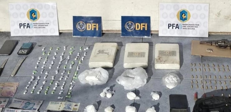 La Policía Federal secuestró 3,5 kilos de cocaína, dinero en efectivo, vehículos, celulares, un arma y elementos de corte
