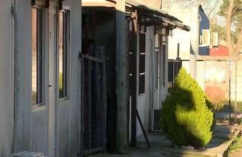 Complejo de viviendas en el que hombre agredió a gato y terminó imputado (Captura Telenoche/Canal 4)
