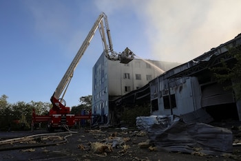 Bomberos trabajan en un depósito