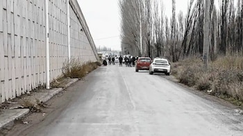 Encontraron a un hombre con dos disparos dentro de un auto y sospechan que murió tras el robo a una vivienda