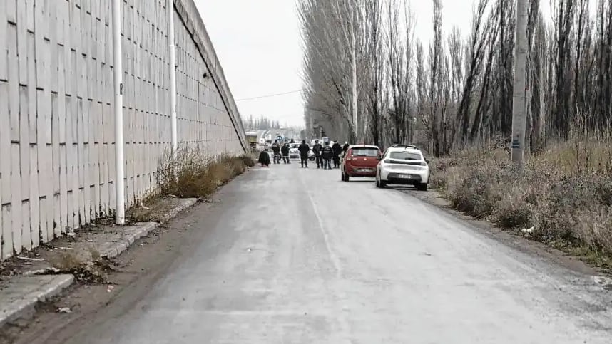 El auto estaba detenido en la colectora de la Ruta 22, jurisdicción de Fernández Oro, Río Negro (Diario Río Negro)