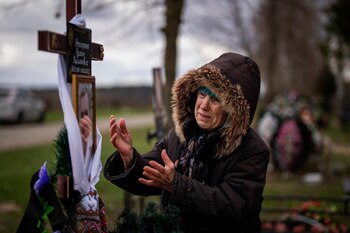 Algunas familias han logrado identificar y reconocer a sus seres queridos entre los soldados caídos, lo que les permite darles sepultura y despedirse (Foto AP/Emilio Morenatti)
