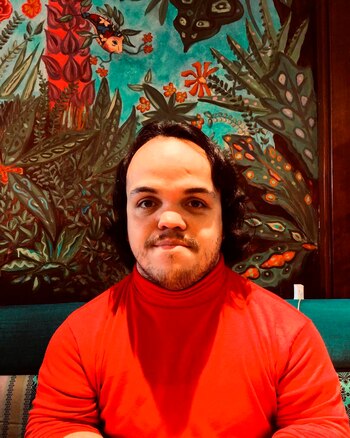 Tiene 33 años, es feminista