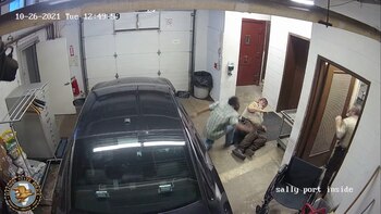 Un recluso en silla de