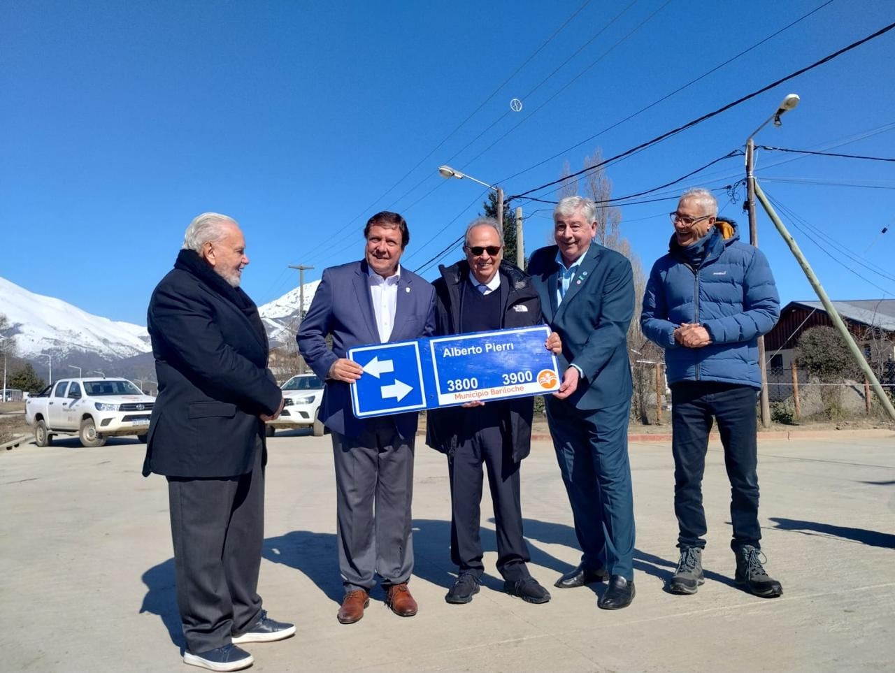 La colectora paralela a la avenida Juan Herman, en la entrada al barrio El Frutillar, el más grande de Bariloche, lleva desde este lunes el nombre del impulsor de la ley de regularización dominial (Fotos: Gobierno de Río Negro)