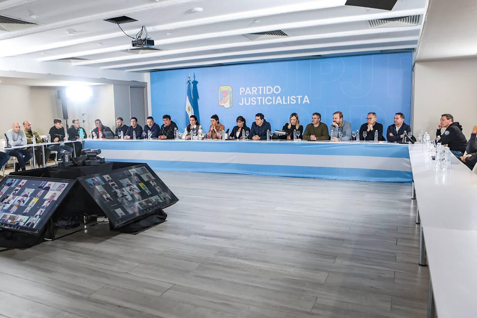 La reunión presencial y virtual de un importante número de jefes comunales justicialistas de todo el país