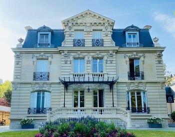 La fachada del Marymount Paris (Facebook)