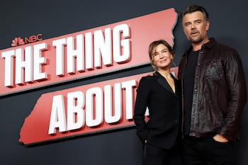 Los miembros del reparto, Renée Zellweger y Josh Duhamel, asisten a un evento de la serie de televisión "The Thing About Pam". (REUTERS)