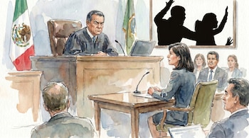 Ilustración de una sala de tribunal con un juez serio presidiendo, una bandera mexicana, una abogada en primer plano y siluetas dramáticas de dos figuras en el fondo.