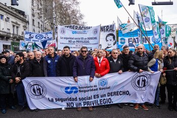 La columna de la CGT y las CTA en la marcha de los jubilados