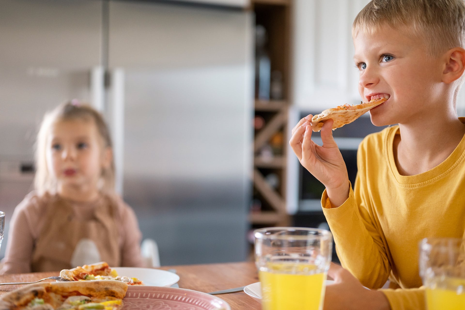 La presión arterial elevada en la infancia, producto también de una mala alimentación, puede persistir en la adultez, aumentando el riesgo de infartos y enfermedades renales (Freepik)