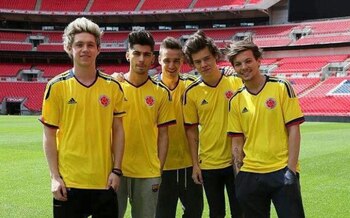 One Direction vistió la camiseta