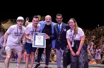 Miles de personas iluminan una playa de arena italiana para romper un récord mundial